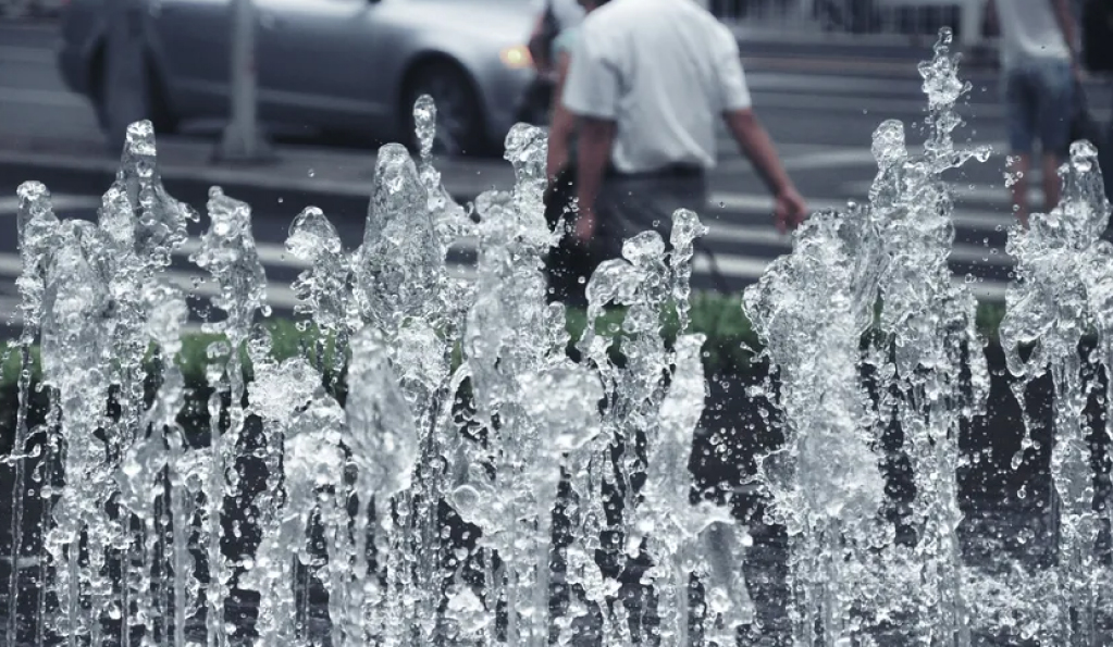 因拖欠污水處理費，污水廠起訴縣政府索賠5.7億，當?shù)財M回購化債